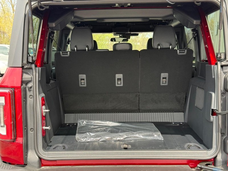 Ford Bronco Vehicle Full-screen Gallery Image 5