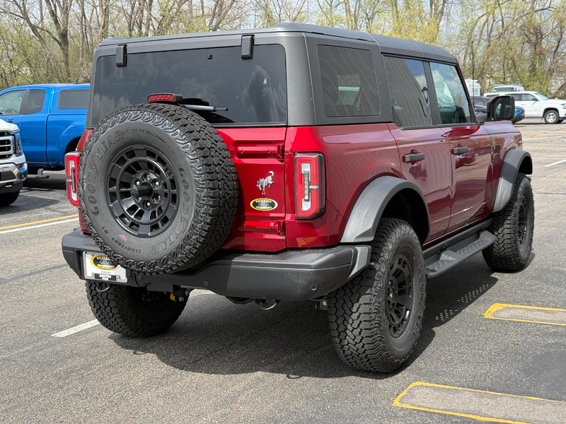 Ford Bronco Vehicle Full-screen Gallery Image 6
