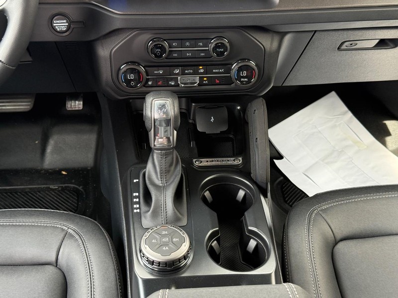 Ford Bronco Vehicle Full-screen Gallery Image 12