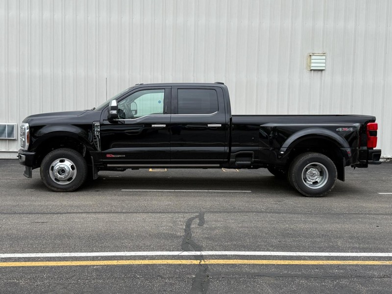 Ford Super Duty F-350 DRW Vehicle Full-screen Gallery Image 2