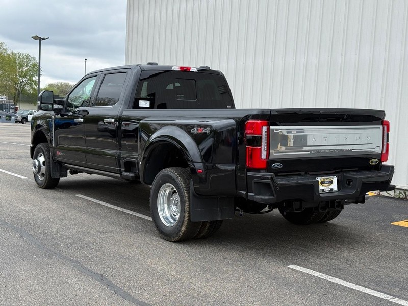 Ford Super Duty F-350 DRW Vehicle Full-screen Gallery Image 3