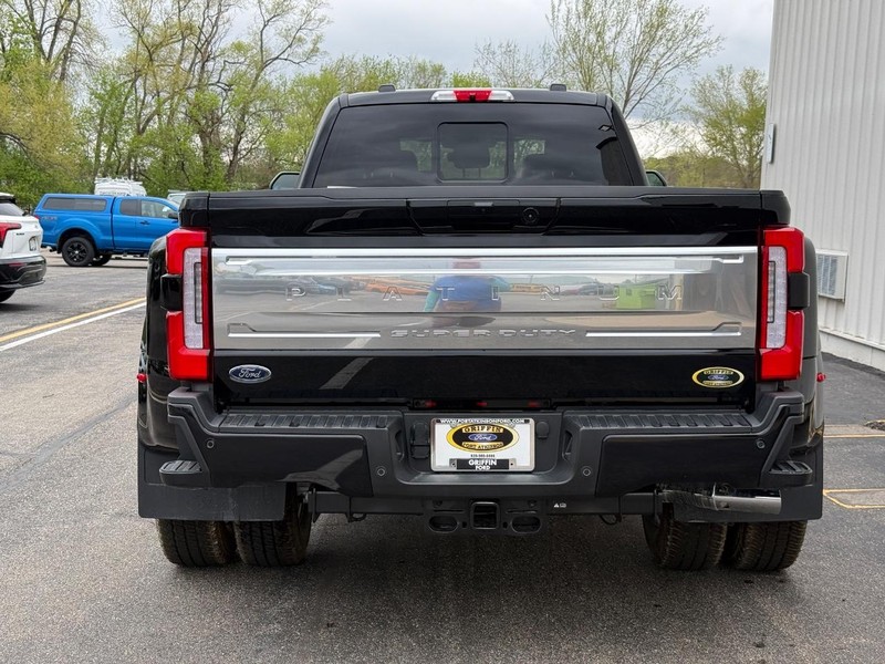 Ford Super Duty F-350 DRW Vehicle Full-screen Gallery Image 4