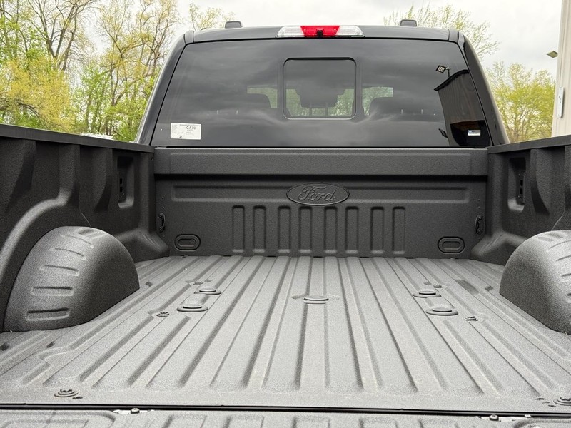 Ford Super Duty F-350 DRW Vehicle Full-screen Gallery Image 5
