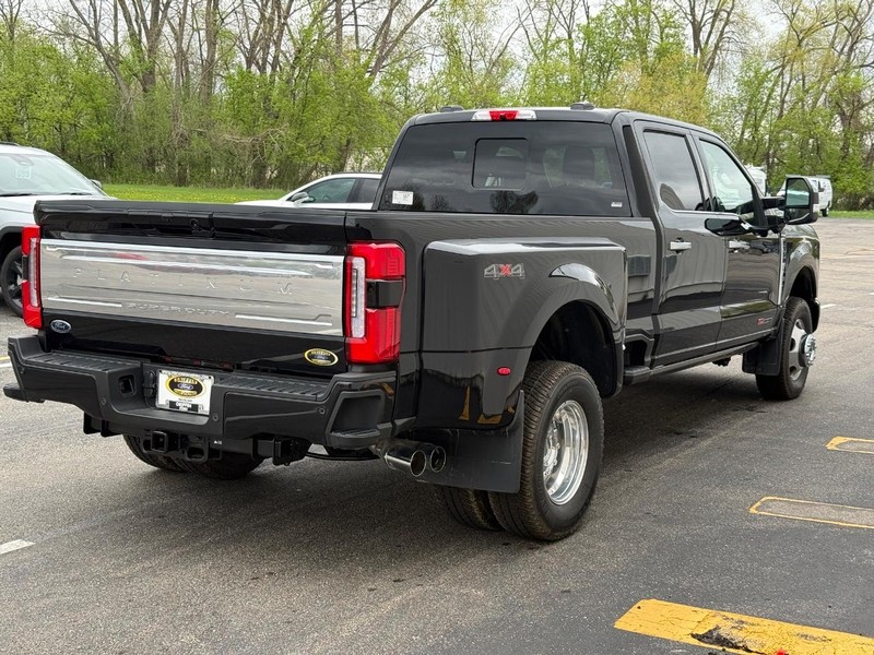 Ford Super Duty F-350 DRW Vehicle Full-screen Gallery Image 6