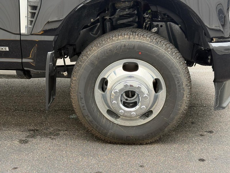 Ford Super Duty F-350 DRW Vehicle Full-screen Gallery Image 7