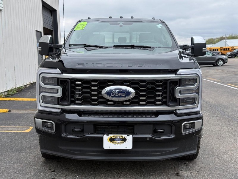 Ford Super Duty F-350 DRW Vehicle Full-screen Gallery Image 8