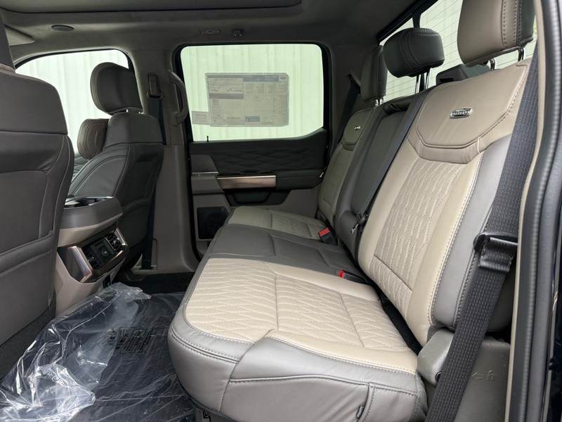 Ford Super Duty F-350 DRW Vehicle Full-screen Gallery Image 9
