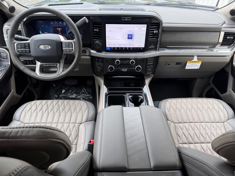 Ford Super Duty F-350 DRW Vehicle Full-screen Gallery Image 10