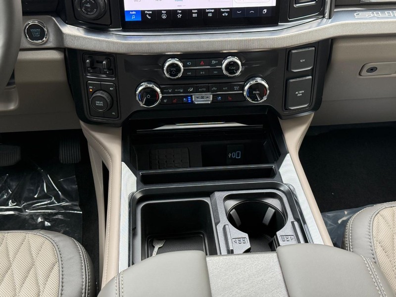Ford Super Duty F-350 DRW Vehicle Full-screen Gallery Image 12