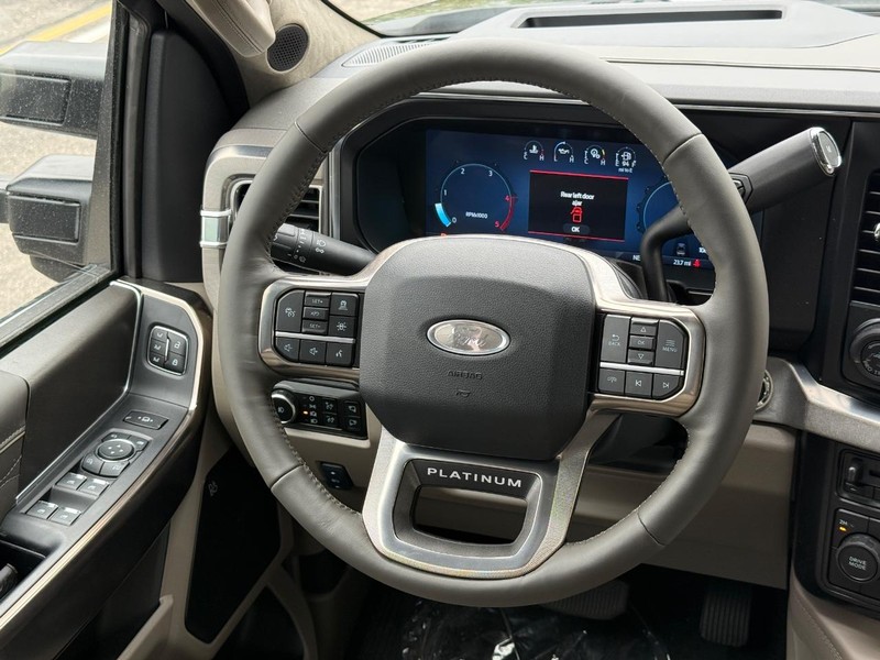 Ford Super Duty F-350 DRW Vehicle Full-screen Gallery Image 13