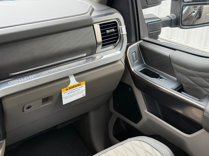 Ford Super Duty F-350 DRW Vehicle Full-screen Gallery Image 14