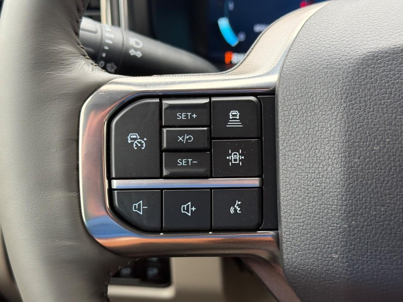 Ford Super Duty F-350 DRW Vehicle Full-screen Gallery Image 15
