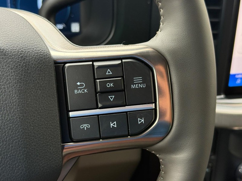 Ford Super Duty F-350 DRW Vehicle Full-screen Gallery Image 16