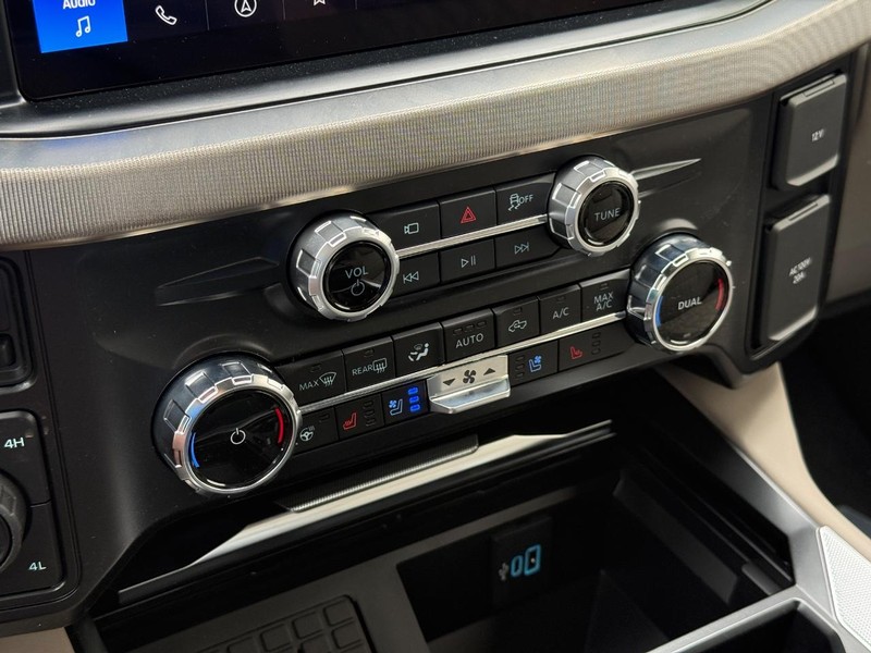 Ford Super Duty F-350 DRW Vehicle Full-screen Gallery Image 19