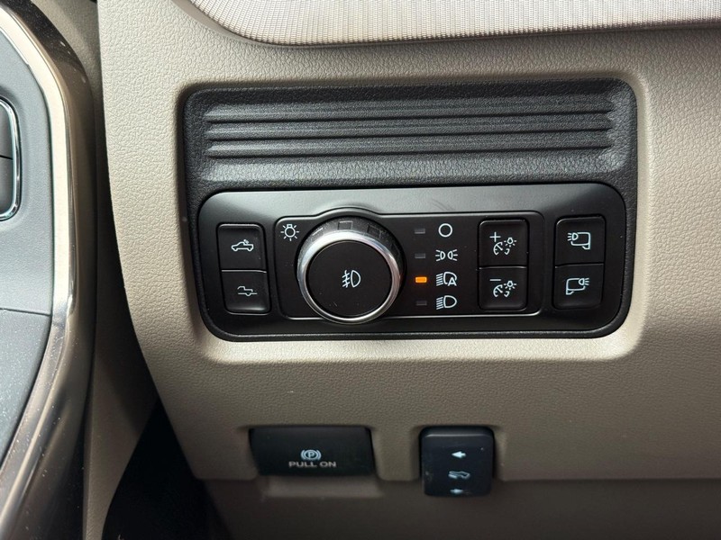 Ford Super Duty F-350 DRW Vehicle Full-screen Gallery Image 21