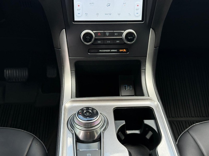 Ford Edge Vehicle Full-screen Gallery Image 12