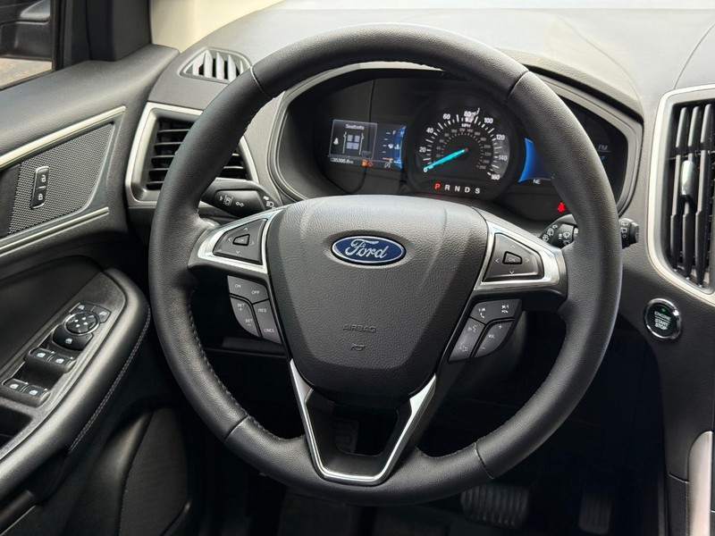 Ford Edge Vehicle Full-screen Gallery Image 13