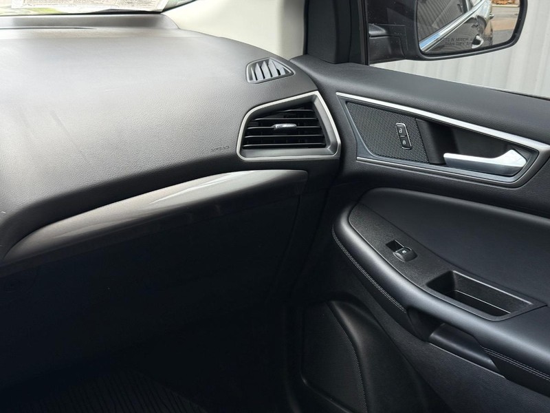 Ford Edge Vehicle Full-screen Gallery Image 14