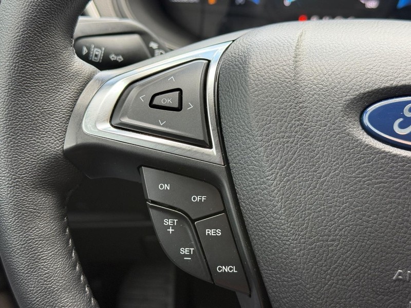 Ford Edge Vehicle Full-screen Gallery Image 15