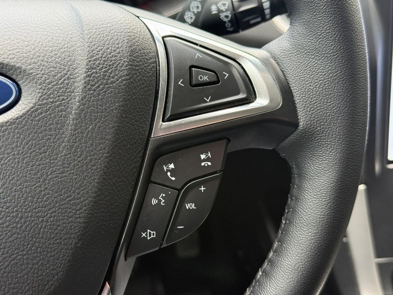 Ford Edge Vehicle Full-screen Gallery Image 16