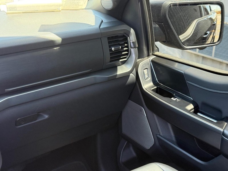 Ford F-150 Vehicle Full-screen Gallery Image 14
