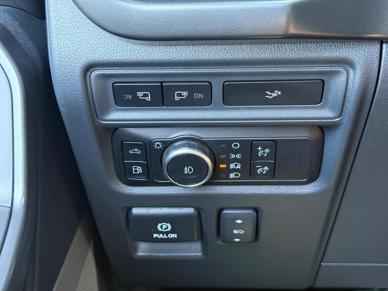 Ford F-150 Vehicle Full-screen Gallery Image 21