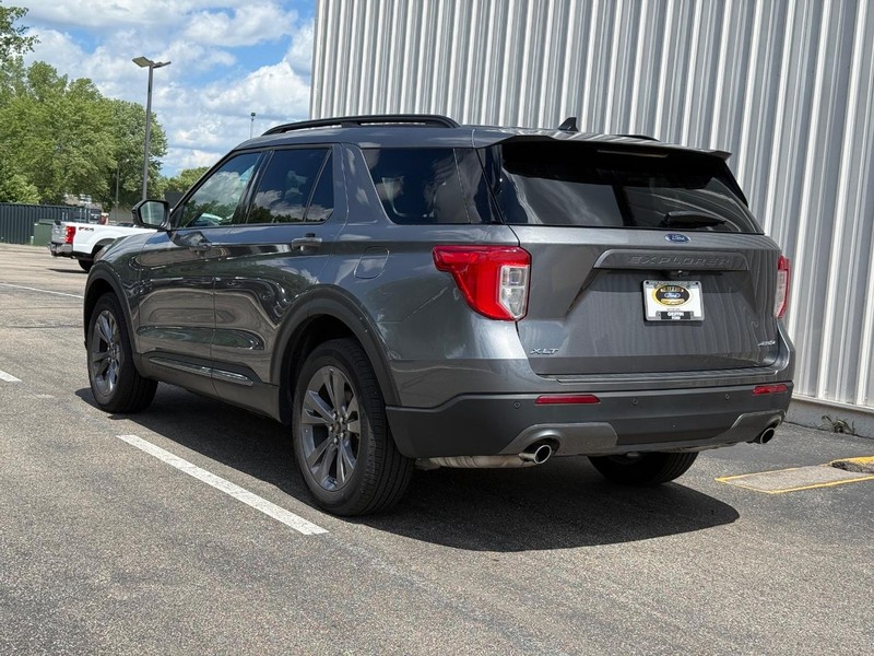 Ford Explorer Vehicle Full-screen Gallery Image 3