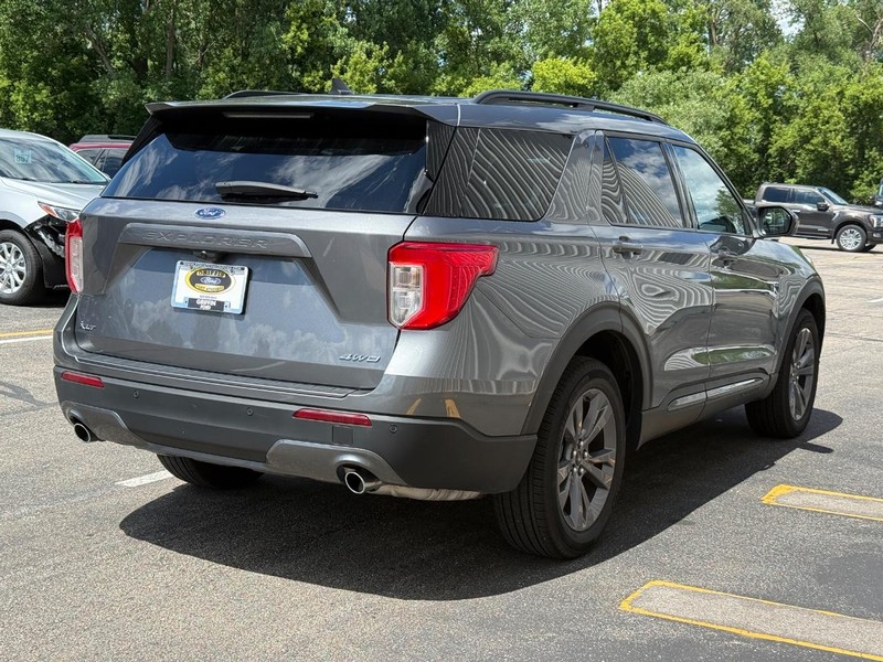 Ford Explorer Vehicle Full-screen Gallery Image 4