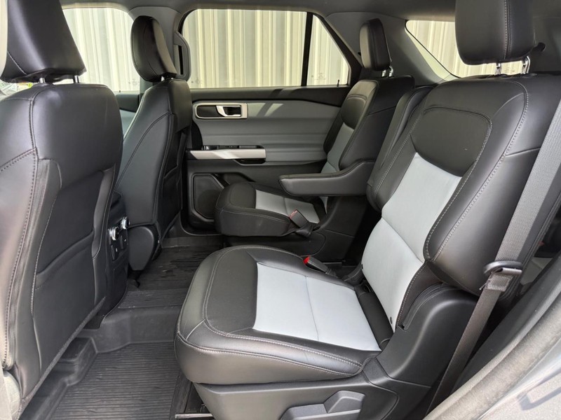 Ford Explorer Vehicle Full-screen Gallery Image 7