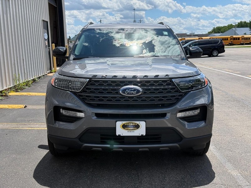 Ford Explorer Vehicle Full-screen Gallery Image 8