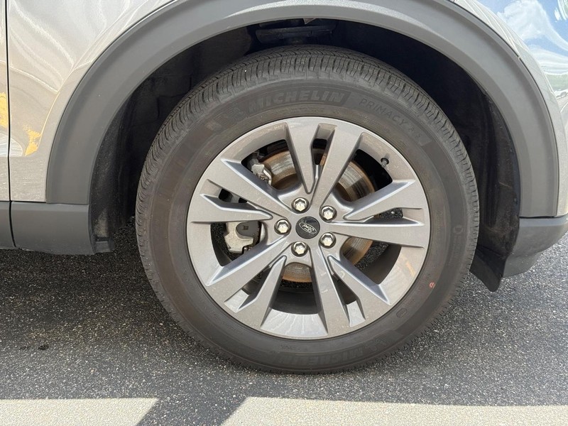 Ford Explorer Vehicle Full-screen Gallery Image 9