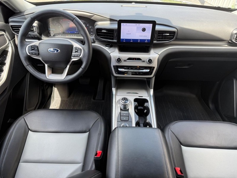 Ford Explorer Vehicle Full-screen Gallery Image 11