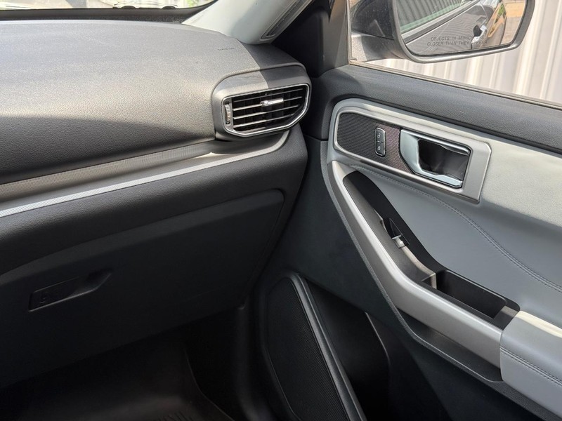 Ford Explorer Vehicle Full-screen Gallery Image 13