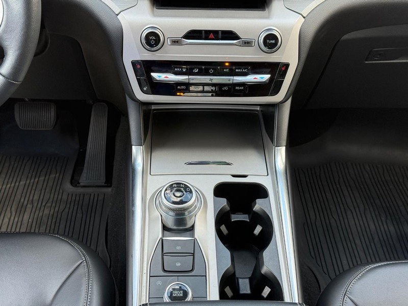 Ford Explorer Vehicle Full-screen Gallery Image 15