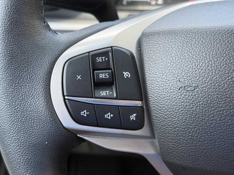 Ford Explorer Vehicle Full-screen Gallery Image 16