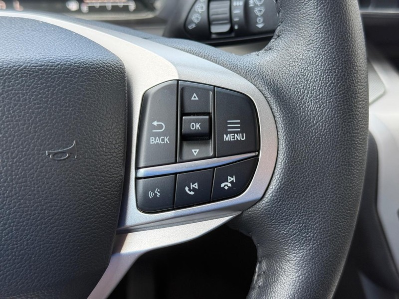 Ford Explorer Vehicle Full-screen Gallery Image 17