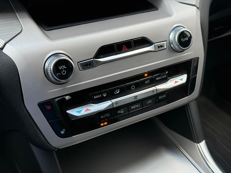 Ford Explorer Vehicle Full-screen Gallery Image 20
