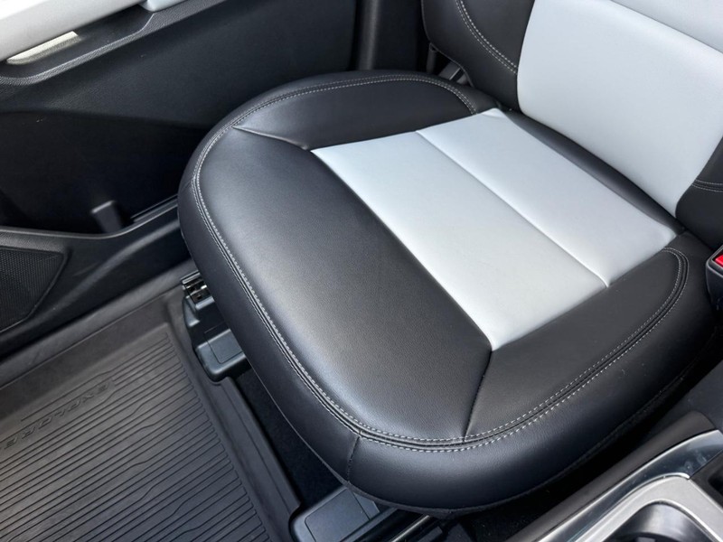 Ford Explorer Vehicle Full-screen Gallery Image 21