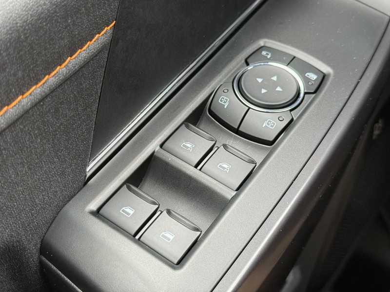 Ford F-150 Vehicle Full-screen Gallery Image 16