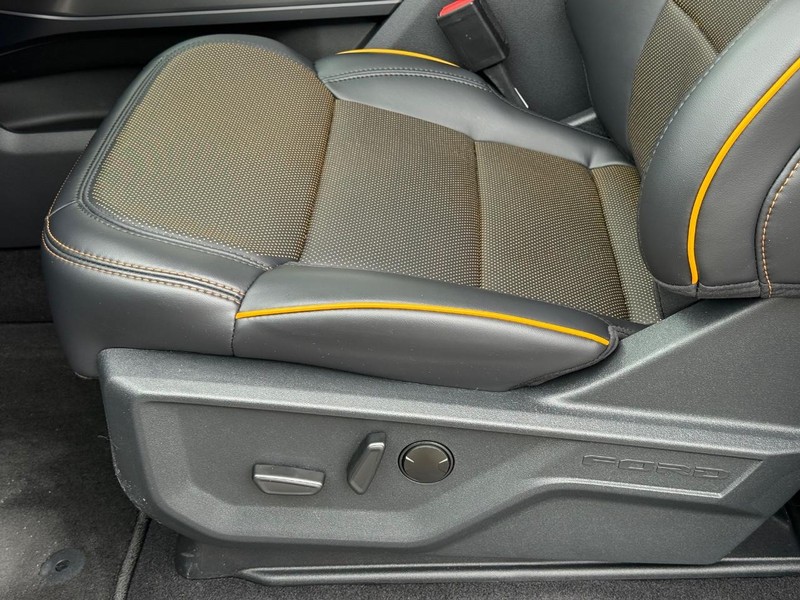 Ford F-150 Vehicle Full-screen Gallery Image 17