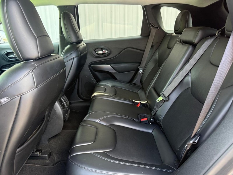Jeep Cherokee Vehicle Full-screen Gallery Image 9