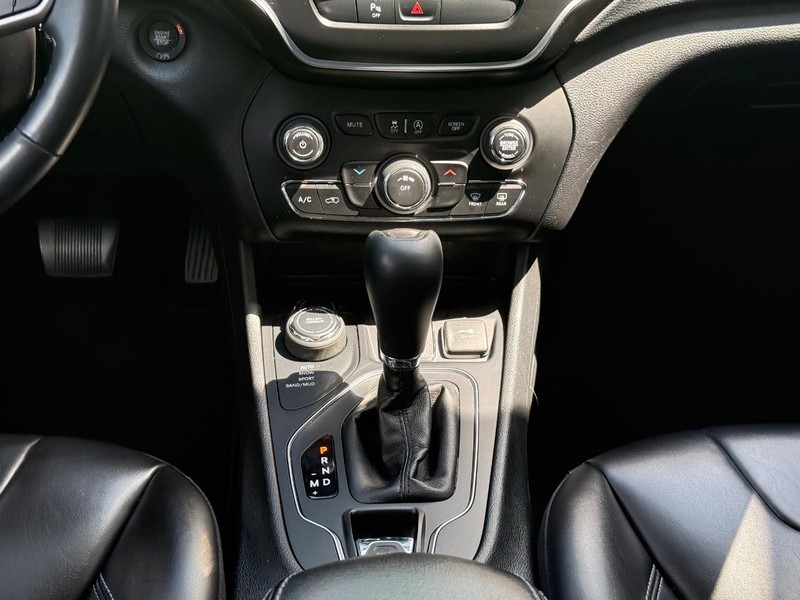 Jeep Cherokee Vehicle Full-screen Gallery Image 12