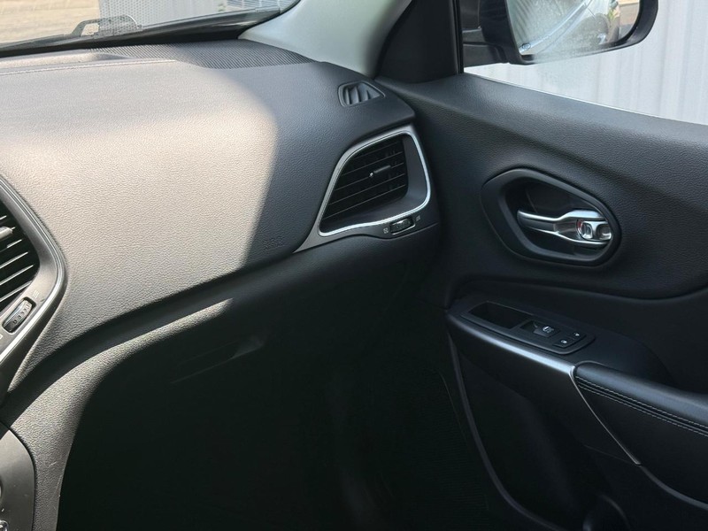 Jeep Cherokee Vehicle Full-screen Gallery Image 14