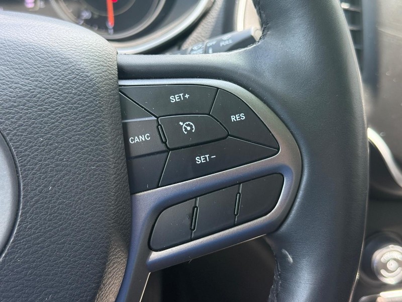 Jeep Cherokee Vehicle Full-screen Gallery Image 16
