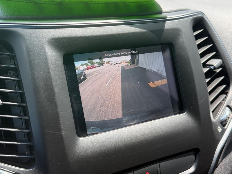 Jeep Cherokee Vehicle Full-screen Gallery Image 18
