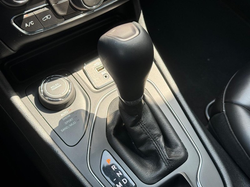 Jeep Cherokee Vehicle Full-screen Gallery Image 20