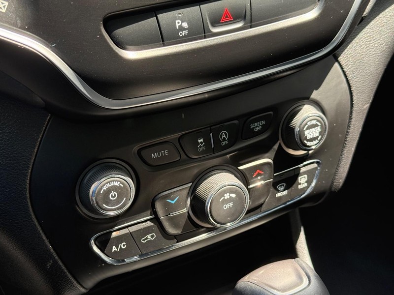 Jeep Cherokee Vehicle Full-screen Gallery Image 22