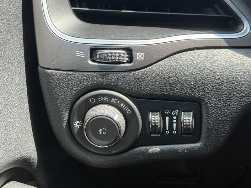 Jeep Cherokee Vehicle Full-screen Gallery Image 23