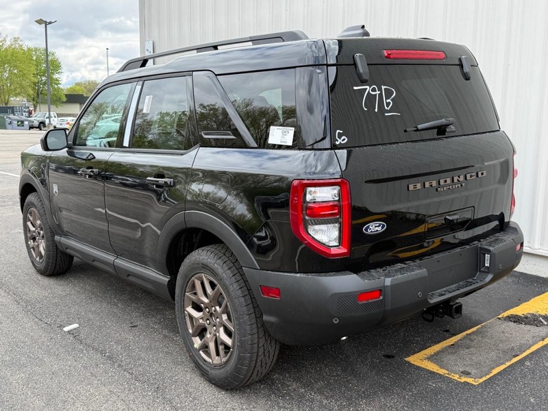 Ford Bronco Sport Vehicle Full-screen Gallery Image 3