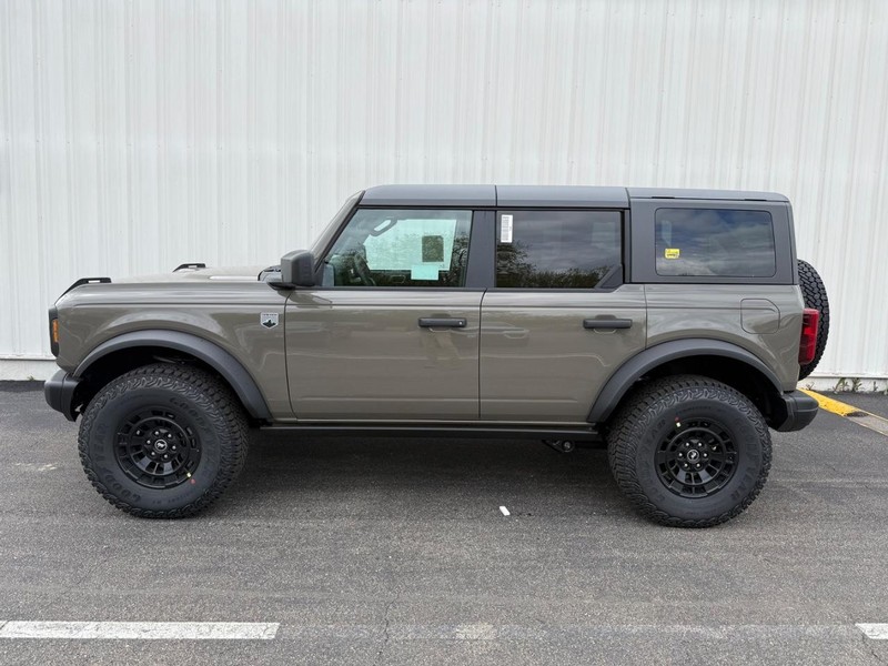 Ford Bronco Vehicle Full-screen Gallery Image 2